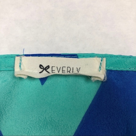 Everly Women's Chevron Print Top Size Small Blue - Picture 5 of 5